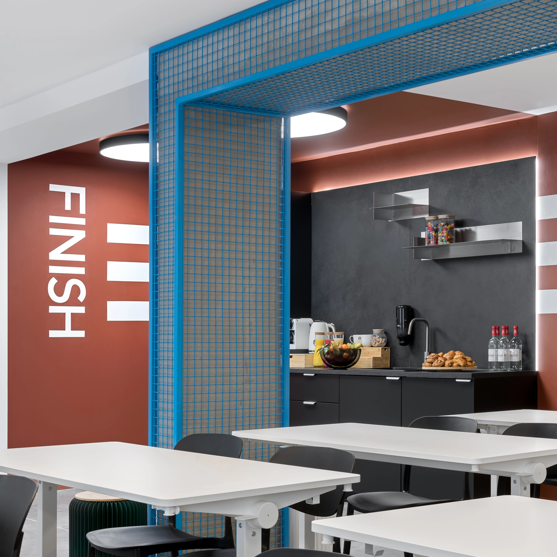 Salle de réunion équipée fibre 1 Gbit/s et système audio – Passage B Nantes