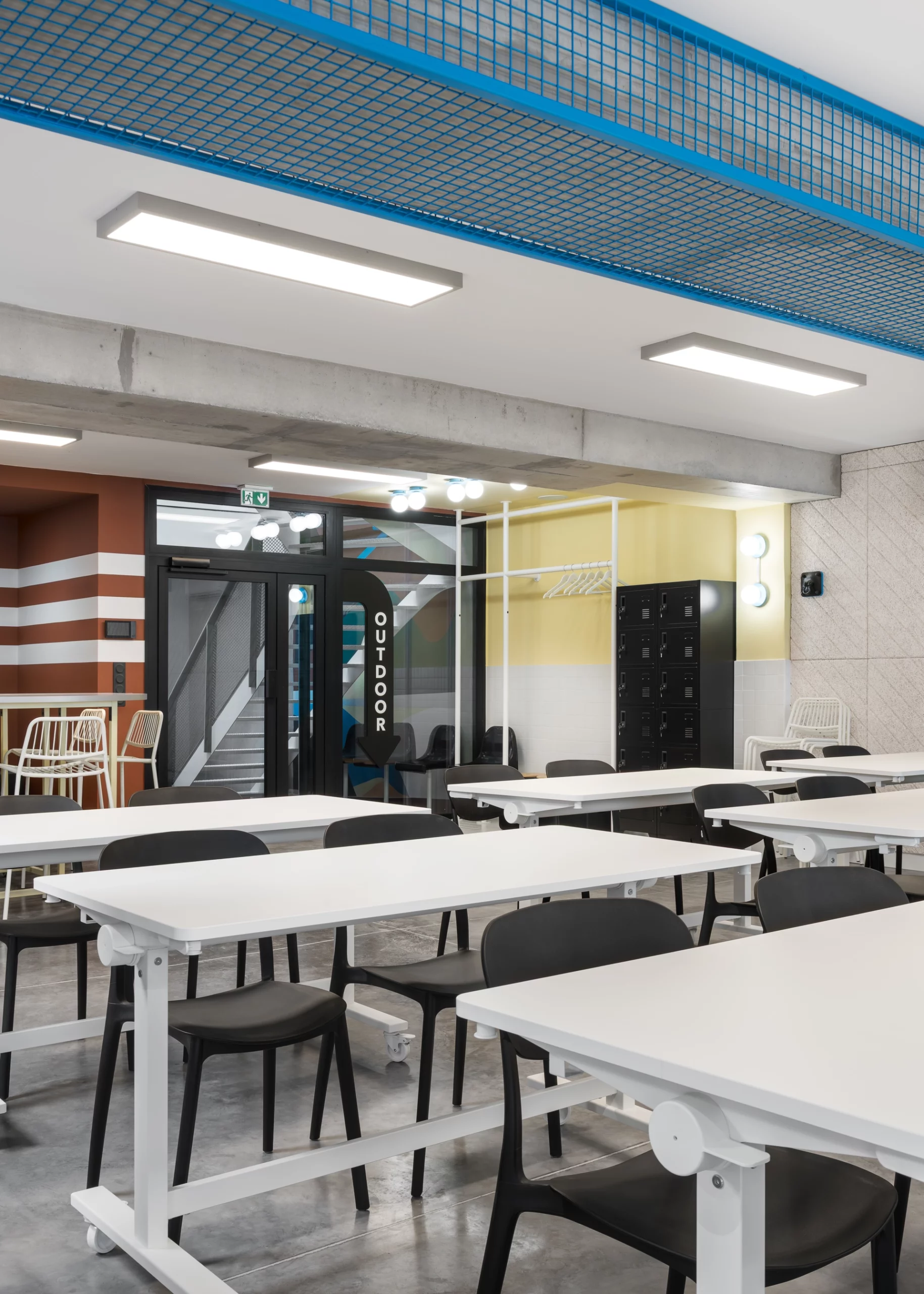 Mobilier design et modulable : Table de formation et chaises empilables
