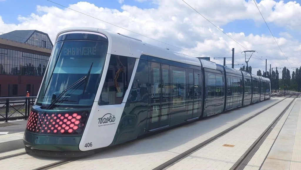 Accès à Passage B depuis la gare SNCF de Nantes en tramway ligne 2 ou 3, arrêt Pont-Rousseau